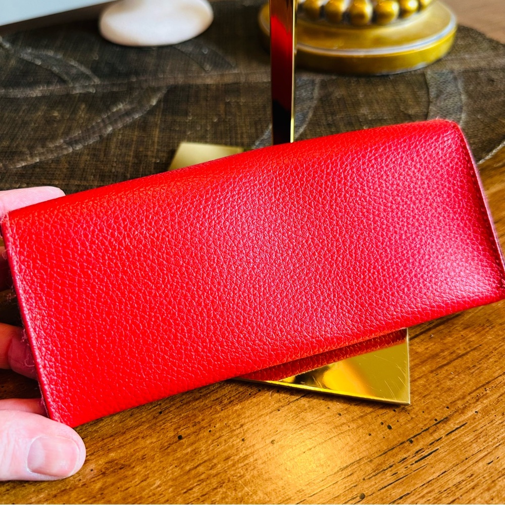 GUESS RED SUNGLASSES OR GLASSES CASE GREAT CONDITION 6.5” W - 3”H - 2”D STYLISH - Picture 3 of 5